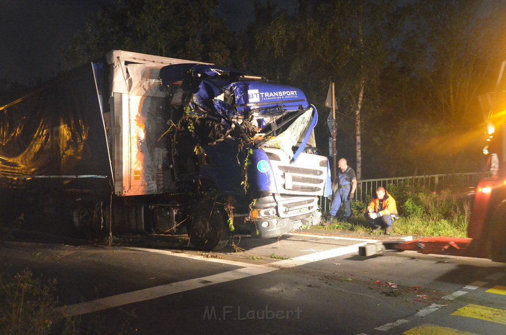 VU LKW umgestuerzt Feldkassel Industriestr Robert Boschstr P327.JPG